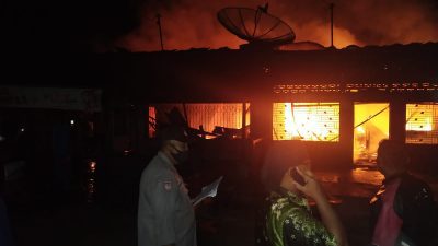 Dua unit rumah di Huta III Nagori Marihat Bukit Kecamatan Gunung Malela Kabupaten Simalungun, Sumatera Utara (Sumut) hangus terbakar, Kamis (30/9/2021) malam. FOTO: Matius Gea/Lingkar.co