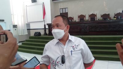 Ketua DPRD Kota Pematangsiatar, Timbul Lingga, saat menemui wartawan usai usai rapat paripurna, Selasa (5/10/2021). FOTO: Matius Gea/Lingkar.co