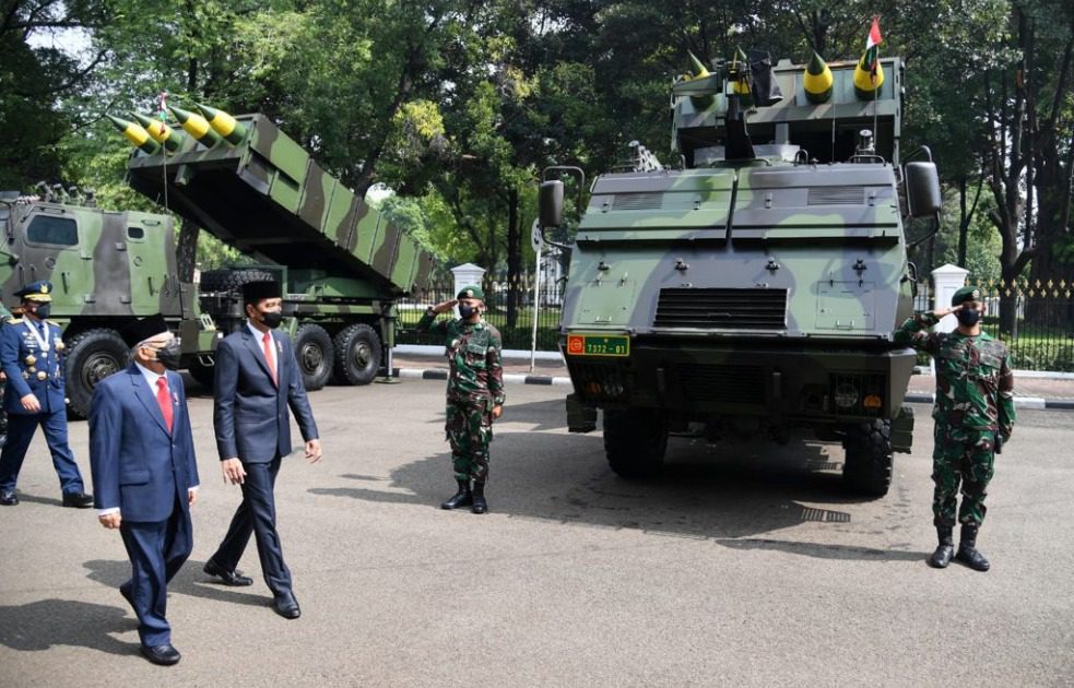 Presiden Jokowi dan Wapres Ma’ruf Amin, meninjau pameran alutsista milik Negara di jalan sekitar Istana Kepresidenan Jakarta, dalam peringatan HUT Ke-76 TNI, Selasa (5/10/2021). FOTO: Kiriman BPMI Setpres/Lingkar.co