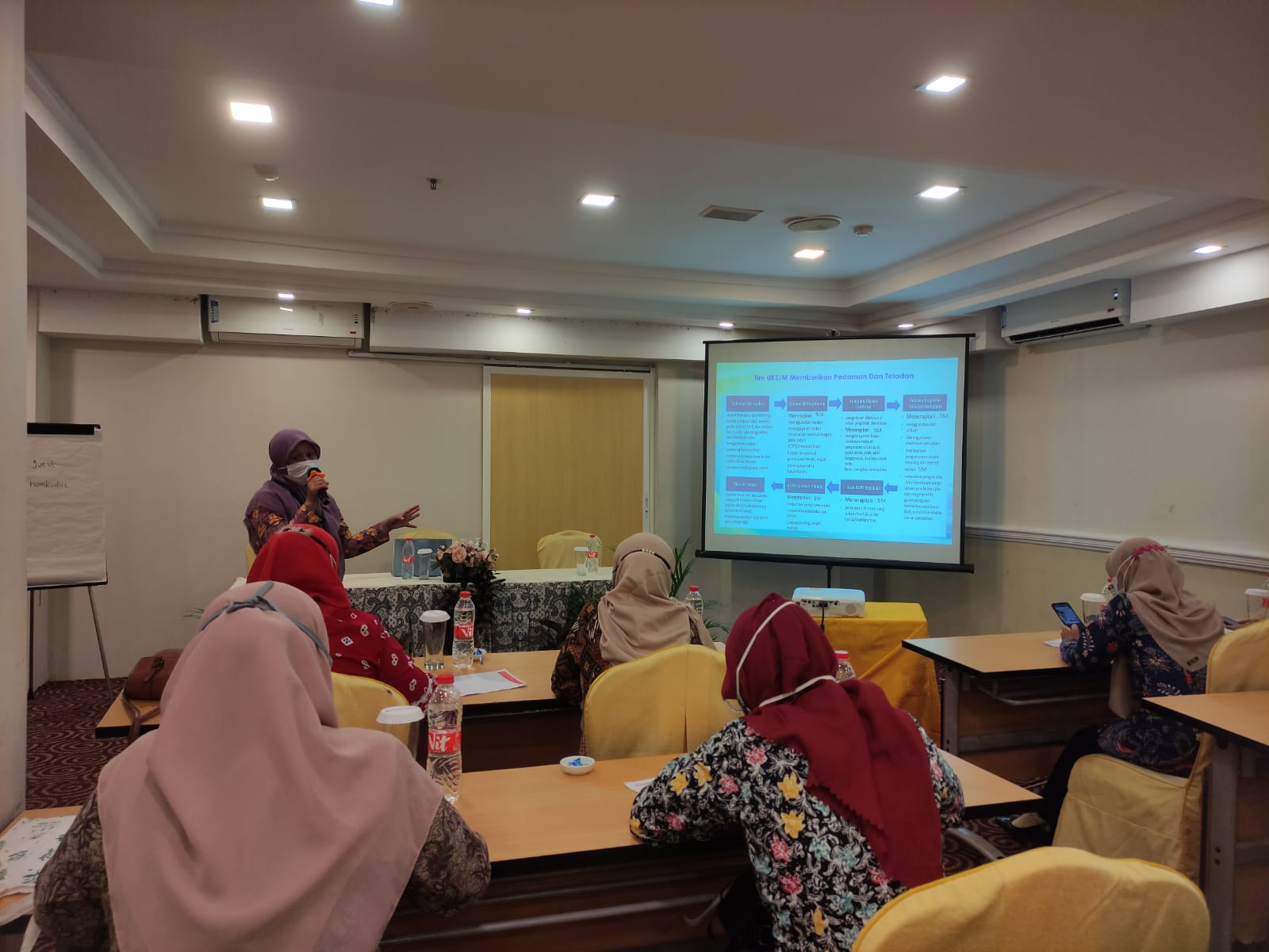 PRESENTASI: Pengawas SMP Disdikpora Kabupaten Kudus Fardhatun Ni'mah sedang melakukan presentasi terkait protokol kesehatan di hotel @HOM, Selasa (5/10).