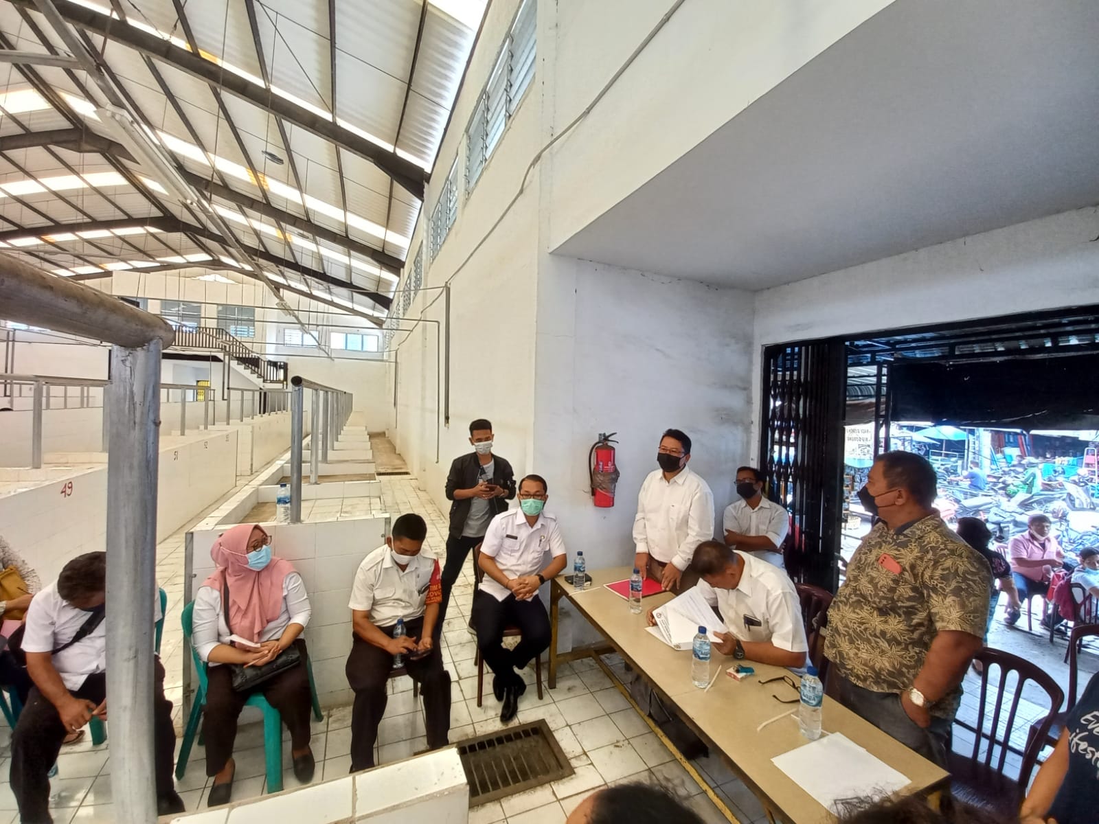 Plt Dirut PD PHJ Kota Pematangsiantar Toga Sehat Sihite (kemeja putih) saat Launching Pasar Rakyat Balairung Rajawali Siantar, Rabu (6/10/2021). FOTO: Matius Gea/Lingkar.co