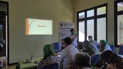 SOSIALISASI: Kasi P2PM DKK Kudus, Nuryanto tengah memberikan sosialisasi dan edukasi terkait penyakit Frambusia di Balai Desa Ngemplak, Kecamatan Undaan, Kamis (7/10).
