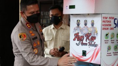 Kapolresta Malang Kota, AKBP Budi Hermanto, saat melucurkan dispenser masker dan hand sanitizer, Kamis (14/10/2021). FOTO: Humas Polresta/Lingkar.co