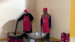 Dua perempuan yang tergabung dalam Program Pendekar, memasak gula menggunakan kompos gas yang bernama Kosaka (Kompor Sakti Karangsari). FOTO: Dok. Pertamina/Lingkar.co