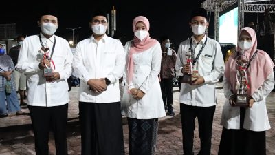 Wakil Gubernur Taj Yasin Maimoen foto bersama dengan para juara dari Kafilah Jawa Tengah usai upacara penutupan Seleksi Tilawatil Quran dan Hadist (STQH) Nasional XXVI di di halaman Masjid Raya Shaful Khairat, Kota Sofifi, Maluku Utara (Malut), Jumat malam (22/10).
