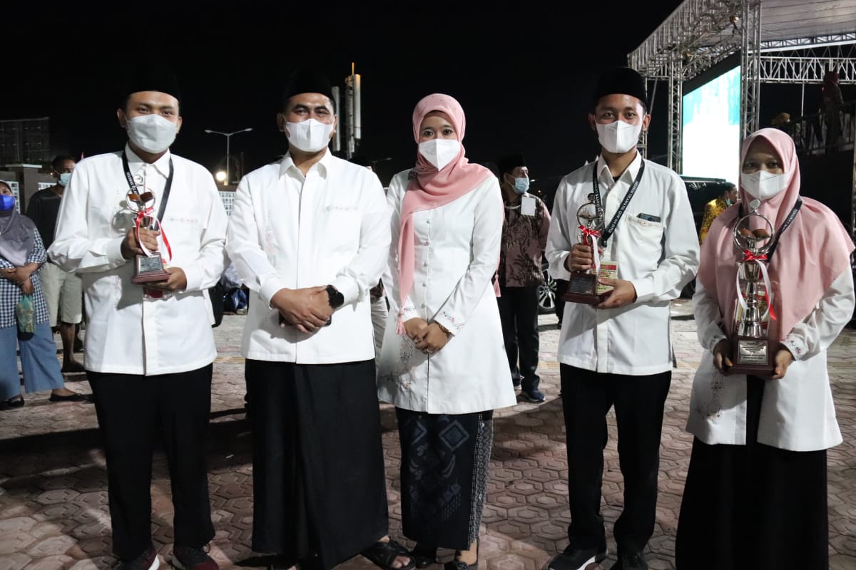 Wakil Gubernur Taj Yasin Maimoen foto bersama dengan para juara dari Kafilah Jawa Tengah usai upacara penutupan Seleksi Tilawatil Quran dan Hadist (STQH) Nasional XXVI di di halaman Masjid Raya Shaful Khairat, Kota Sofifi, Maluku Utara (Malut), Jumat malam (22/10).