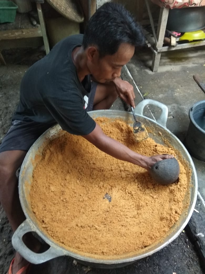 Wagino, saat mengolah gula semut, Jumat (29/10/2021). FOTO: Dok. Pribadi/Lingkar.co