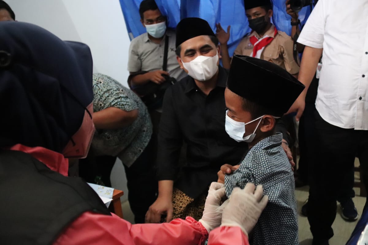 Wakil Gubernur Jawa Tengah, Taj Yasin Maimoen saat meninjau vaksinasi, Timh2/Lingkar.co