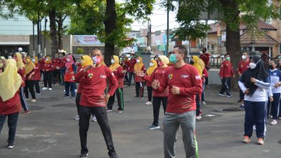 SEMANGAT: DKK Kudus sedang melakukan Senam Germas untuk memperingati HKN Ke-57, Jumat (12/11).