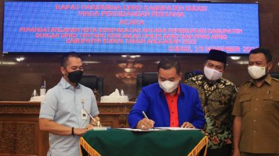 Penandatanganan persetujuan bersama KUA PPAS APBD Perubahan 2022, pada Senin (15/11) malam.