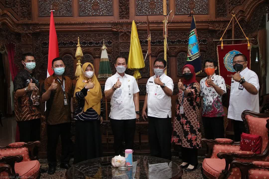 SINERGI: Bupati Kudus HM Hartopo bersama PT Pos Indonesia tengah melakukan audiensi di Pendopo Kabupaten Kudus, Kamis (18/11).