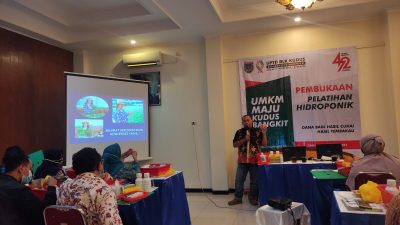 SERIUS: Narasumber sedang memberikan penjelasan dalam kegiatan Pelatihan Hidroponik dari Disnakerperinkop dan UKM Kabupaten Kudus di Hotel Proliman, Selasa (9/11)