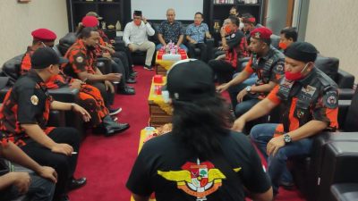 Ratusan massa yang tergabung dalam organisasi Pemuda Pancasila (PP) mendatangi gedung Dewan Perwakilan Rakyat Daerah (DPRD) Kabupaten Kudus. Mereka menuntut politikus partai PDI Perjuangan yang juga seorang Ketua Komisi II DPR RI Junimart Girsang untuk meminta maaf, Kamis (25/11).