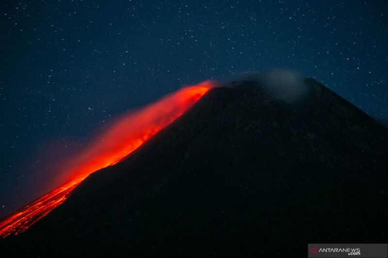 Ilustrasi Merapi Saat Keluarkan Guguran Lava Pijar, ANTARA/ Lingkar.co