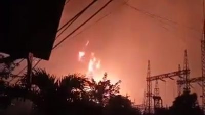 Tangkap layar situasi kebakaran di Tangki berisi pertalite milik Pertamina terbakar, twitter/Lingkar.co