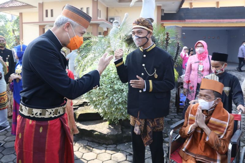Ganjar usai memimpin upacara peringatan Hari Guru Nasional di SLB Negeri Semarang, Kamis (25/11/2021), Humas/Lingkar.co