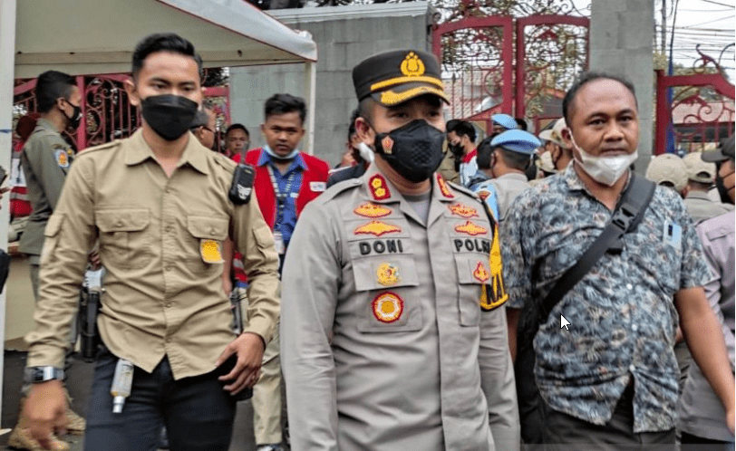Polres Cianjur AKBP Doni Hermawan saat menjelaskan kepada wartawan perihal WNA asal Arab Saudi Abdul Latief pelaku penyiraman Air Keras kepada Istrinya Sarah. IST/LINGKAR.CO