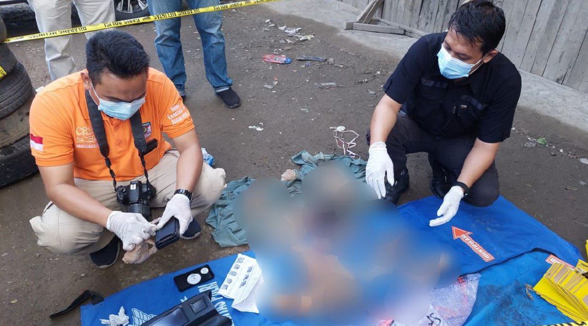 polisi saat identifikasi korban mutilasi di bekasi
