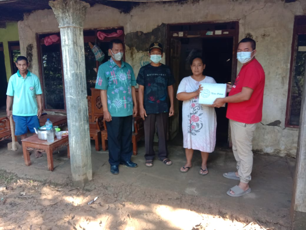 Wujud Kasih: Pemberian Bantuan Sembako Kepada Warga Yang Terdampak Banjir Bandang. ALIFIA ELSA/LINGKAR.CO