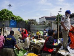 Tangis Pedagang Hiasi Penertiban PKL Liar di Kawasan Pasar Johar