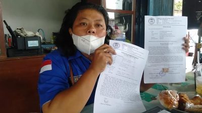 Ketua LPA Siantar Simalungun Perlihatkan Surat Penerima Kuasa Kasus Yang Lagi Ditanganinya (F:Matius Gea/Lingkar.co)