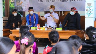 BERDIALOG: Bupati Kudus HM Hartopo didampingi Ketua DPRD Kudus Masan dan Kajari Kudus Ardian sedang melakukan dialog bersama Sedulur Sikep di Desa Karangrowo, Kecamatan Undaan, Jumat (19/11).