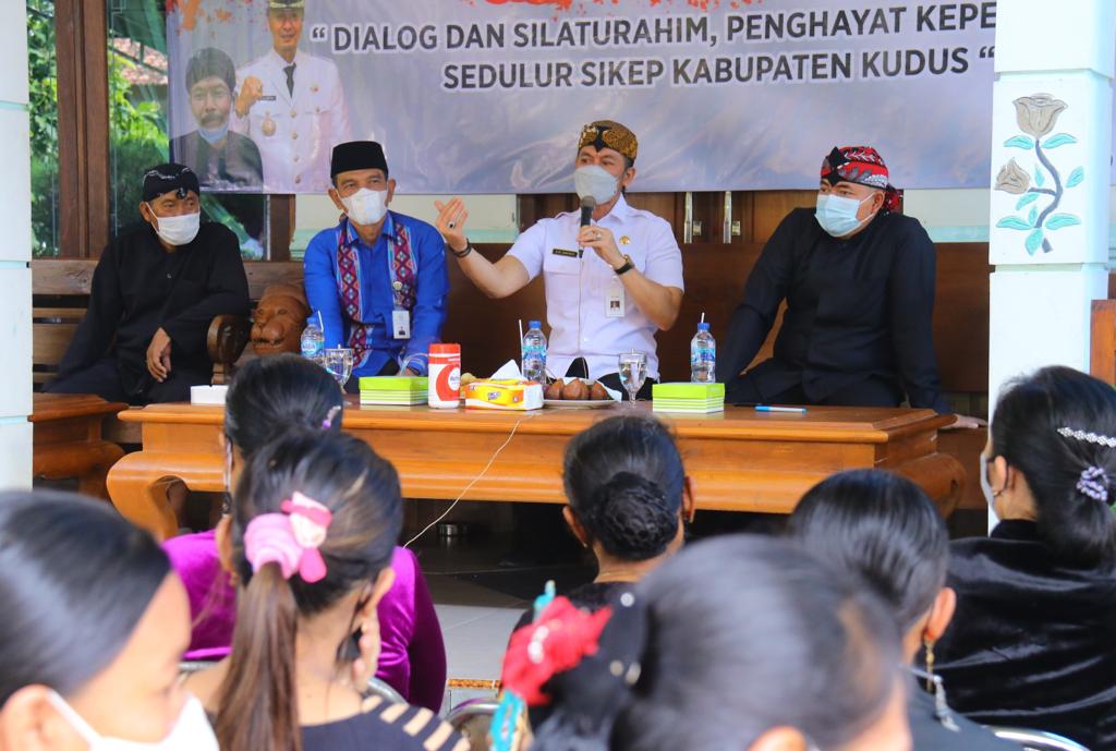 BERDIALOG: Bupati Kudus HM Hartopo didampingi Ketua DPRD Kudus Masan dan Kajari Kudus Ardian sedang melakukan dialog bersama Sedulur Sikep di Desa Karangrowo, Kecamatan Undaan, Jumat (19/11).