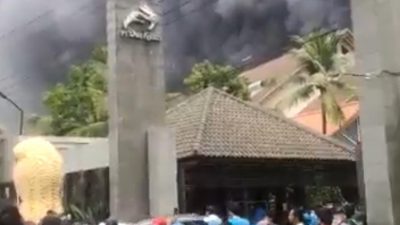 Pabrik kacang PT Dua Kelinci kebakaran besar, pada insiden itu para pegawai telah dievakuasi dan ada satu pegawai yang pingsan (Twitter/Lingkar.co)