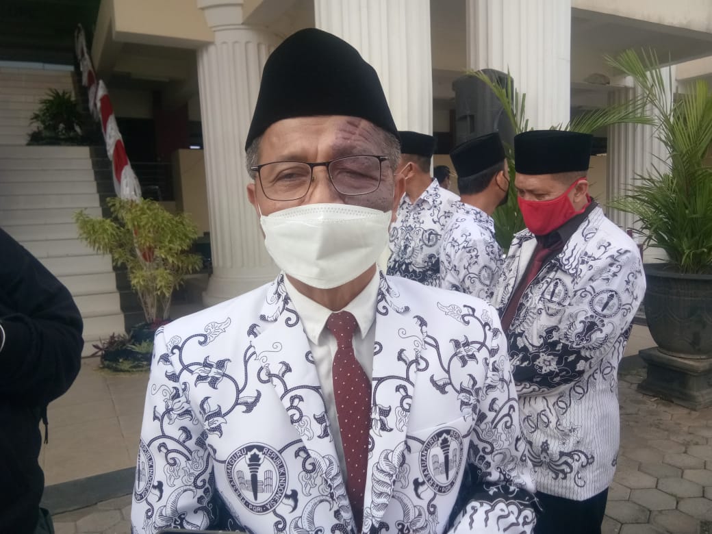Ketua PGRI Jawa Tengah, Muhdi saat acara hari guru nasional. Ia memaparkan ada 2 aspek untuk memajukan pendidikan di Indonesia, yakni aspek kepastian dan upah layak bagi guru (Tito Isna Utama/ Lingkar.co)