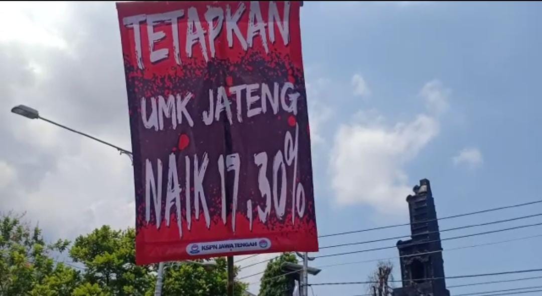 Spanduk pendemo yang meminta Gubernur Jawa Tengah untuk menaikan UMK Jateng mencapai 17 persen (Rezanda Akbar D/Lingkar.co)