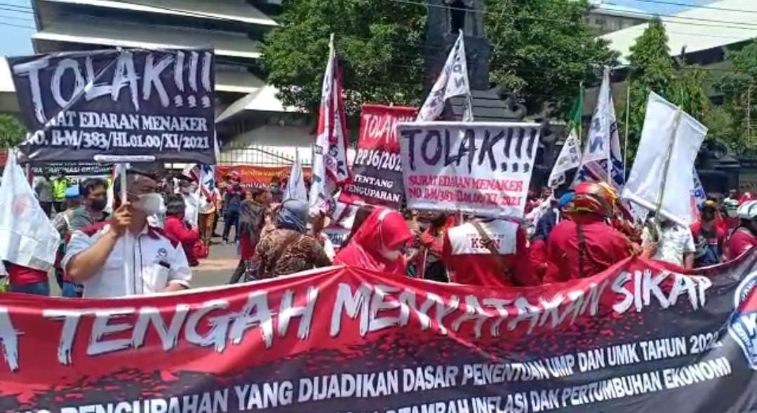 Massa aski demo depan kantor gubernur (Rezanda Akbar D./Lingkar.co)