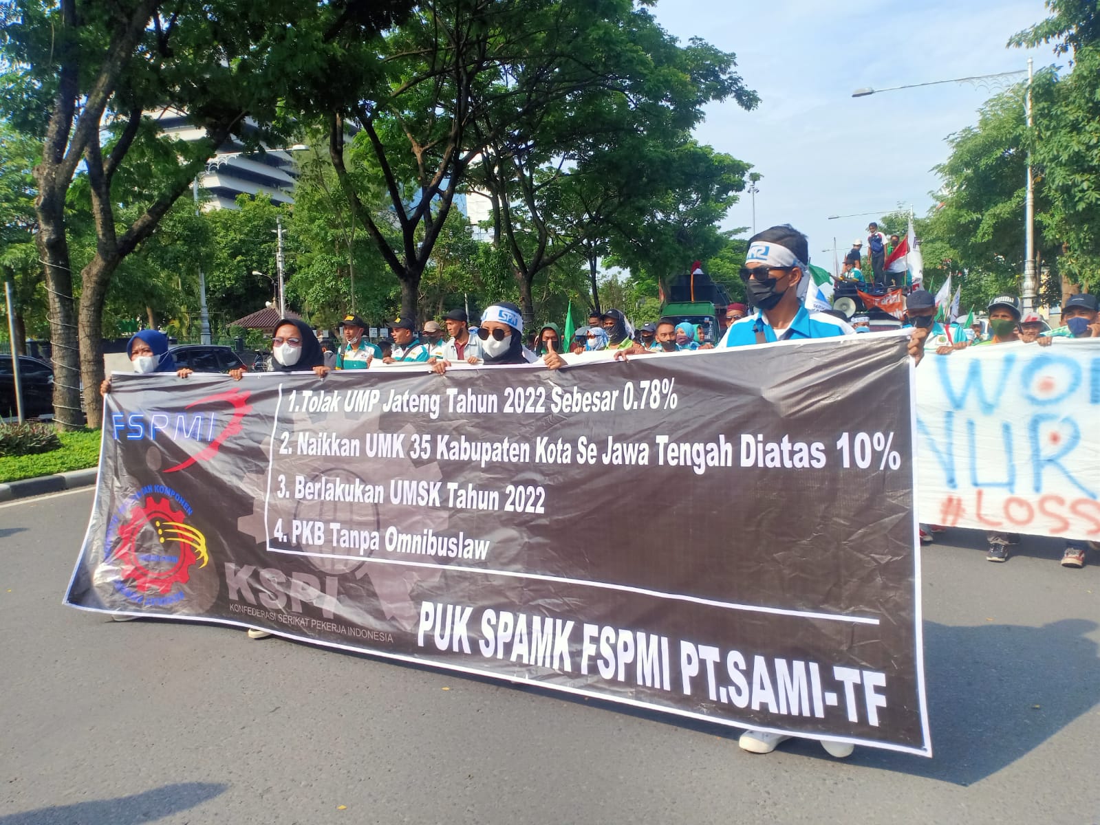 Demo KSPI Jawa Tengah, mereka mengancam untuk melakukan mogok kerja jika tuntutannya tidak terpenuhi,Rezanda Akbar D/Lingkar.co