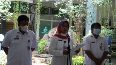 Nampak: Reni Miharti kepala DLh memberikan keterangan pada awak media