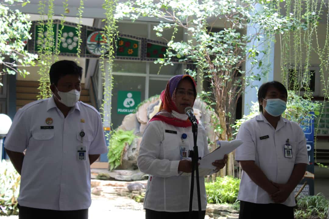 Nampak: Reni Miharti kepala DLh memberikan keterangan pada awak media