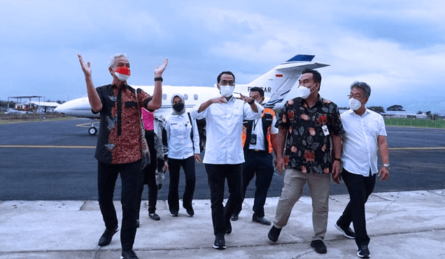 Ganjar Pranowo bersama Joko Widodo saat peresmian Bandara Ngloram, Blora (17/12/2021)/Lingkar.co