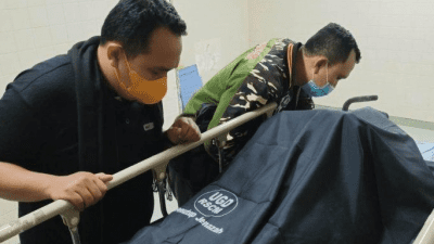 Ketua PW GP Ansor Jateng H Sholahuddin Aly dan Sekretaris PW GP Ansor Jateng Fahsin M Faal saat bersama jenazah Katib Syuriah PWNU Jawa Tengah KH Ahmad Syaroni di RSCM Jakarta, Senin (20/12/2021)/Lingkar.co