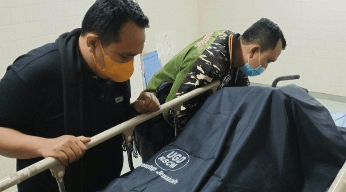 Ketua PW GP Ansor Jateng H Sholahuddin Aly dan Sekretaris PW GP Ansor Jateng Fahsin M Faal saat bersama jenazah Katib Syuriah PWNU Jawa Tengah KH Ahmad Syaroni di RSCM Jakarta, Senin (20/12/2021)/Lingkar.co