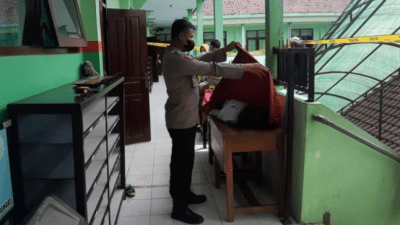 Polisi Blitar saat mengevakuasi korban bunuh diri di SMAN 1 Srengat, Kabupaten Blitar (20/12/2021)/Lingkar.co