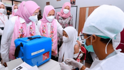 Iriana Joko Widodo dan Ibu Wury Ma’ruf Amin bersama anggota Organisasi Aksi Solidaritas Era Kabinet Indonesia Maju (OASE KIM) meninjau vaksinasi COVID-19 bagi anak-anak usia 6-11 tahun di SDN 196 Sukarasa, Kota Bandung, Jawa Barat