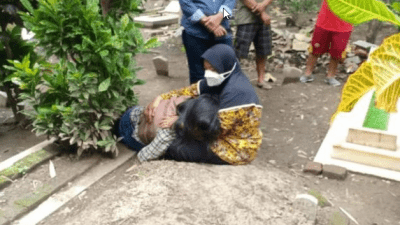 Novia Widyasari saat dijemput sang ibu di samping makan ayahnya dengan kondisi sudah tak bernyawa