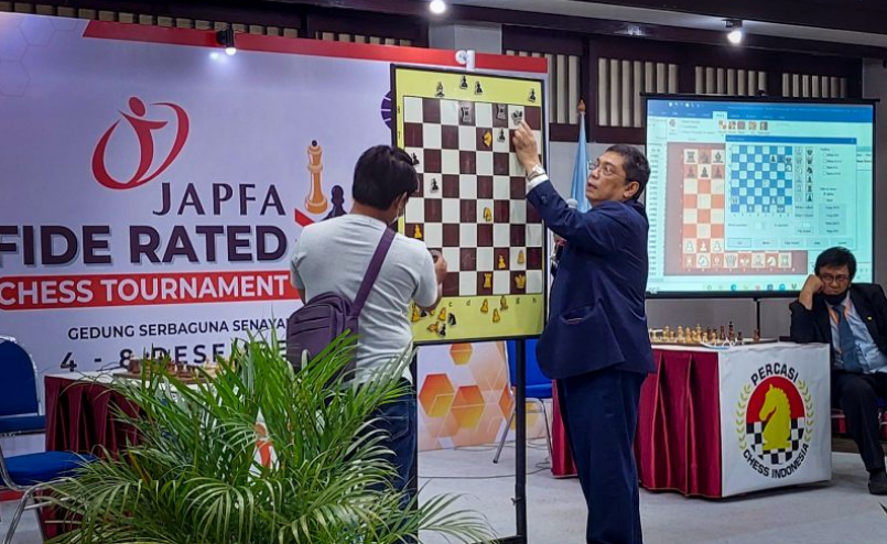 Ketua Umum PB Percasi GM Utut Adianto saat berbagi pengalaman dalam coaching clinic disela pertandingan dalam JAPFA FIDE Rated Chess Tournament 2021 di Gedung Serbaguna Senayan, Jakarta, Selasa (7/12/2021). ANTARA/LINGKAR.CO