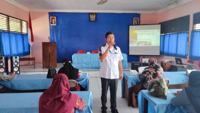 RESMI: Kepala Bidang Koperasi dan UKM Disnakerperinkopukm Kudus Rofiq Fachri tengah membuka acara Temu Kemitraan Pembiayaan dengan Lembaga Keuangan di Aula Gedung Dekopinda, Rabu (1/12).