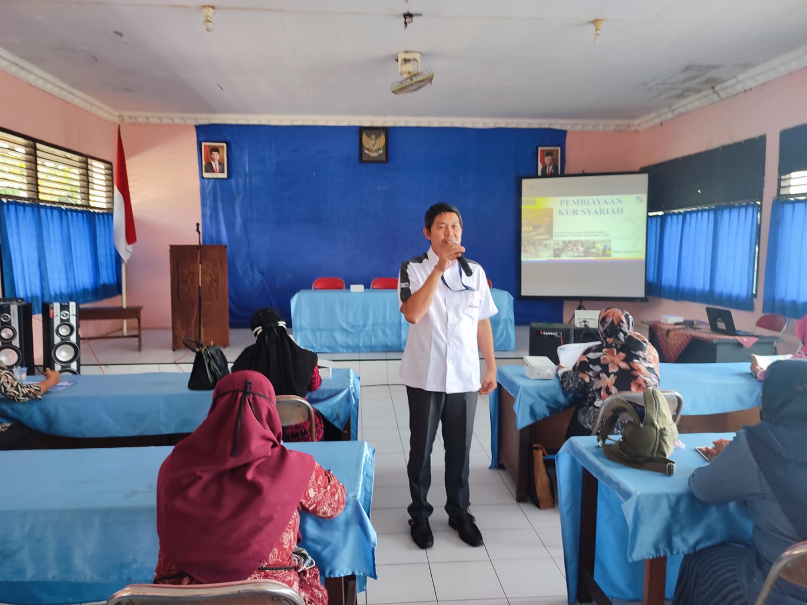 RESMI: Kepala Bidang Koperasi dan UKM Disnakerperinkopukm Kudus Rofiq Fachri tengah membuka acara Temu Kemitraan Pembiayaan dengan Lembaga Keuangan di Aula Gedung Dekopinda, Rabu (1/12).