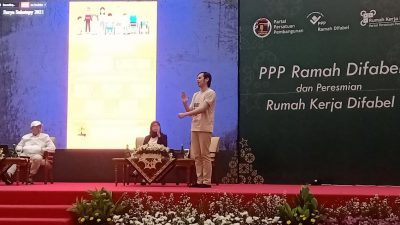 Aktivis difabel Surya Sahetapy yang juga merupakan penyandang disabilitas rungu saat memberikan materi dalam diskusi PPP Ramah Difabel. Muhammad Nurseha/Lingkar.co