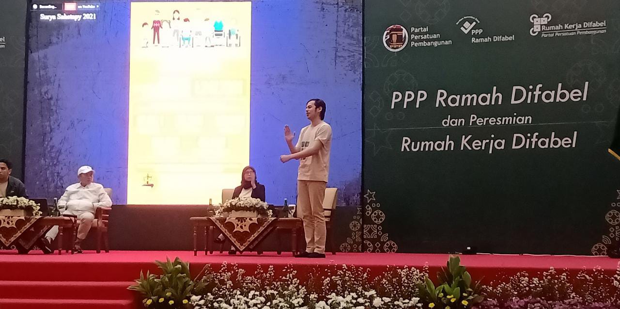 Aktivis difabel Surya Sahetapy yang juga merupakan penyandang disabilitas rungu saat memberikan materi dalam diskusi PPP Ramah Difabel. Muhammad Nurseha/Lingkar.co