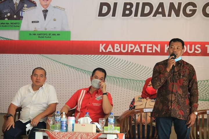 SOSIALISASI: Bupati Kudus HM Hartopo bersama Ketua DPRD Kudus Masan dan jajaran forkopimda serta Bea Cukai Kudus sedang memberikan sosialisasi perundang-undangan cukai.