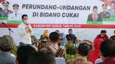 ISTIMEWA / LINGKAR JATENG SOSIALISASI: Bupati Kudus HM Hartopo sedang memberikan sosialisasi terkait perundang-undangan di bidang cukai di Kecamatan Jati, Sabtu (18/12).