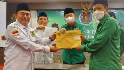 Nahkoda baru DPC PPP Kabupaten Jepara H. Maskuri (kiri) Anggota DPR RI PPP Abdol Aziz (dua dari kiri) Wakil Ketua DPP PPP Arsul Sani (dua dari kanan) saat melakukan serah terima SK. LNN/LINGKAR.CO