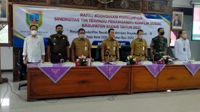 SERIUS: Bupati Kudus HM Hartopo bersama jajaran Forkopimda sedang mengadakan rapat antisipasi Nataru dan kondusivitas wilayah di Ruang Rapat Lantai 4 Gedung Setda, Senin (20/12).