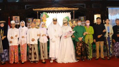 FOTO BERSAMA: Bupati Kudus HM Hartopo didampingi Ketua TP PKK Kudus Mawar Hartopo sedang berfoto bersama dengan model Pagelaran Busana Kudusan di Pendopo setempat, Senin (21/12)./Lingkar.co